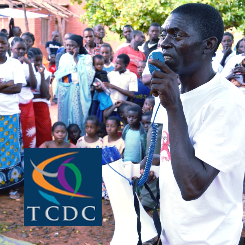 A community change agent (CCA) in Masasi district engages with his audience.